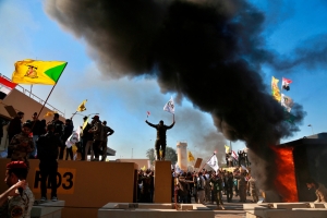 Une foule d’Irakiens pro-Iran prend d’assaut l’ambassade américaine à Bagdad