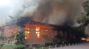 Une grande partie de l’église Shekinah Tabernacle ravagée par les flammes