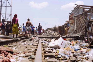 Pakadjuma : un mois après l’opération, les habitants reconstruisent sur les débris par nécessité