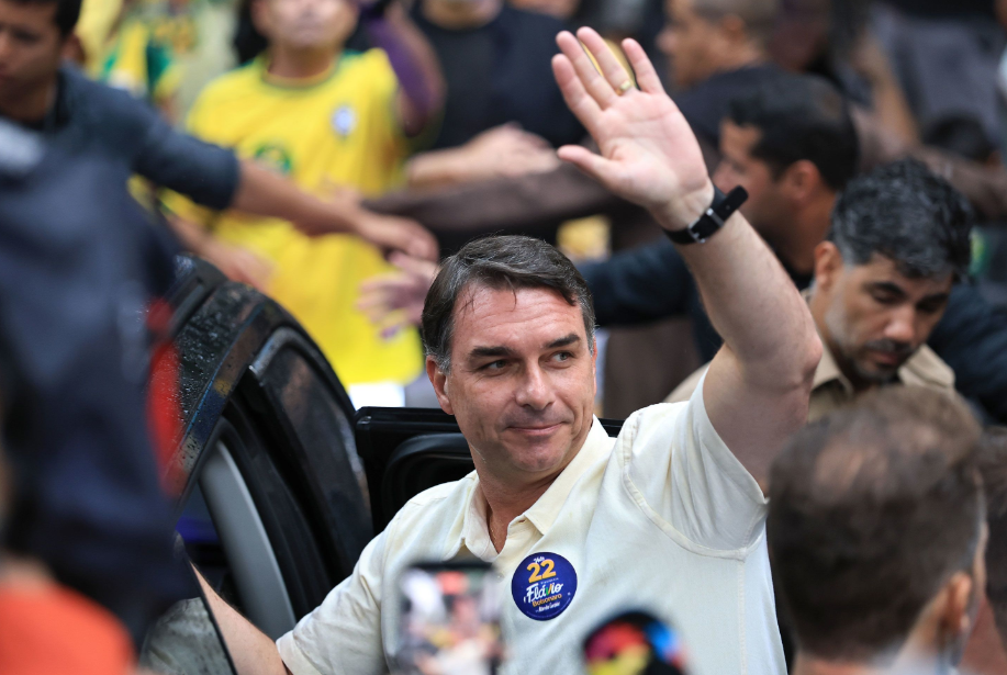 Après sa défaite face à Lula, Flávio Bolsonaro part...