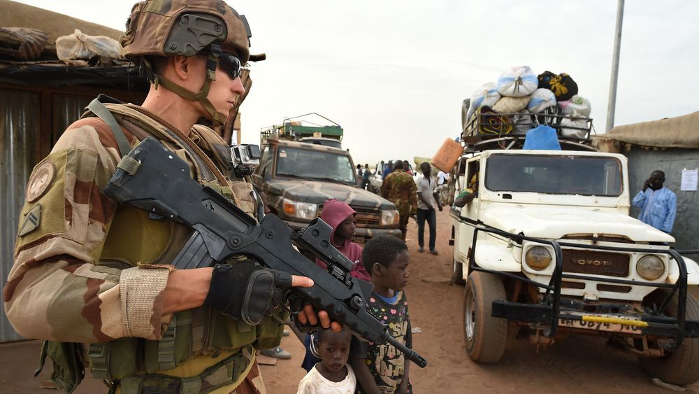 Le Burkina Faso exige le départ des troupes françaises...